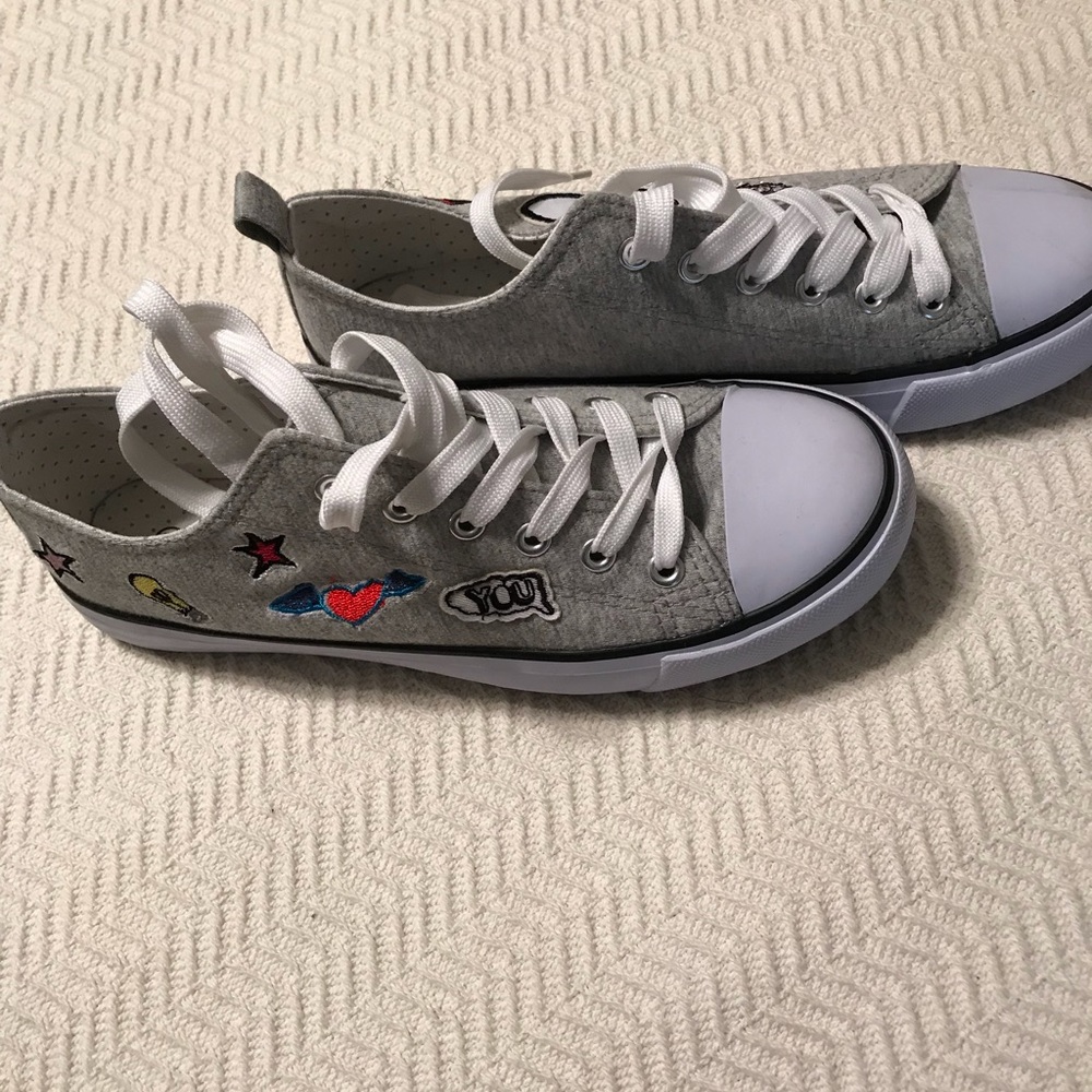 SOLD BOGO FREE🔥🆕New canvas sneakers. Free Choice